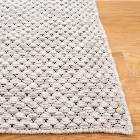 Safavieh Vermont 4'-0" x 6'-0" Rug in Light Grey / Ivory