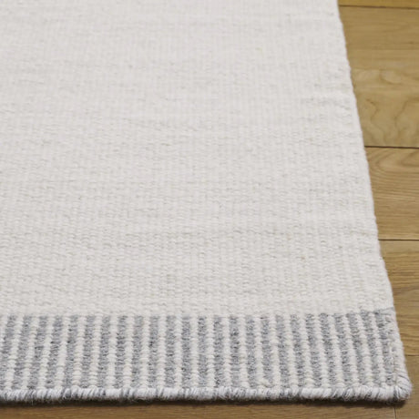 Safavieh Vermont 4'-0" x 6'-0" Rug in Ivory / Grey