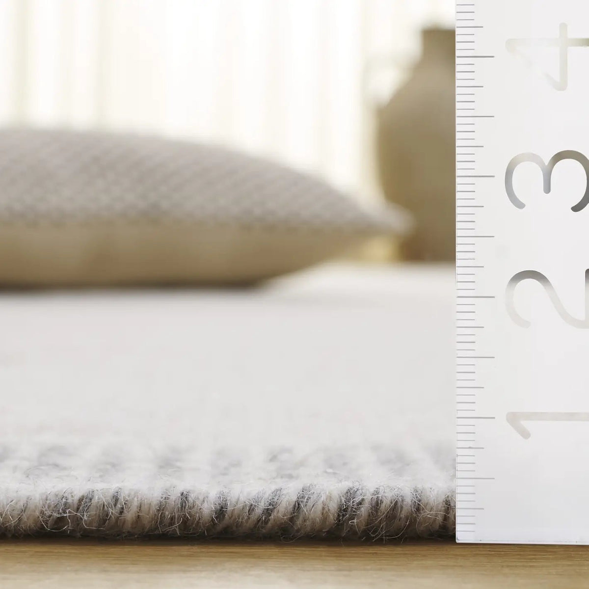 Safavieh Vermont 4'-0" x 6'-0" Rug in Ivory / Grey