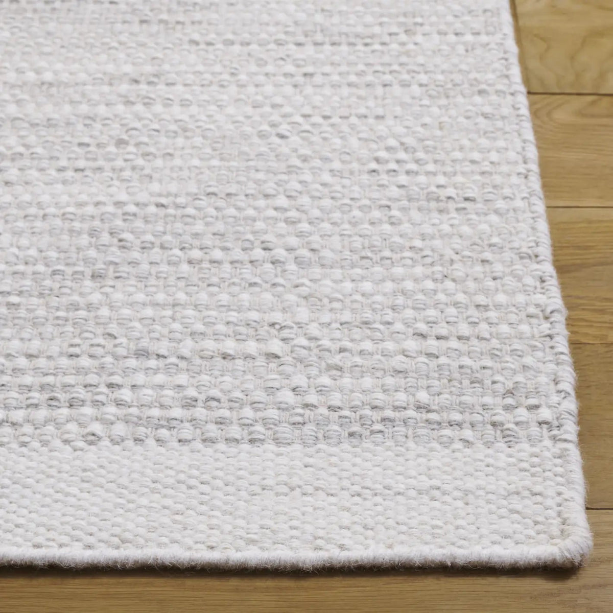Safavieh Vermont 4'-0" x 6'-0" Rug in Ivory / Beige