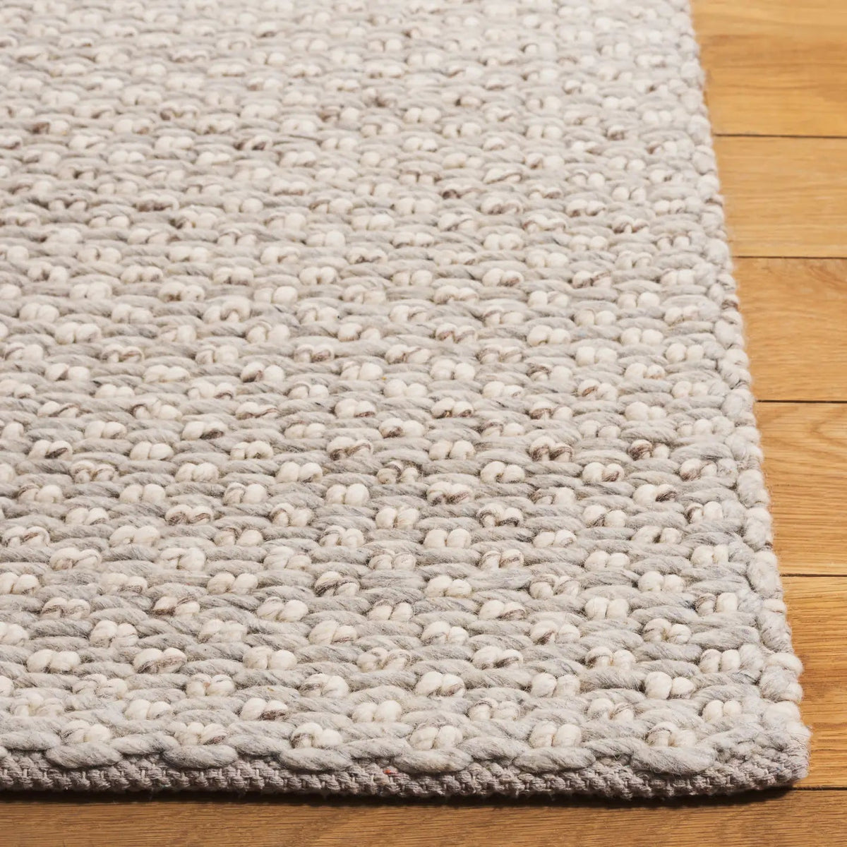Safavieh Vermont 4'-0" x 6'-0" Rug in Silver / Ivory