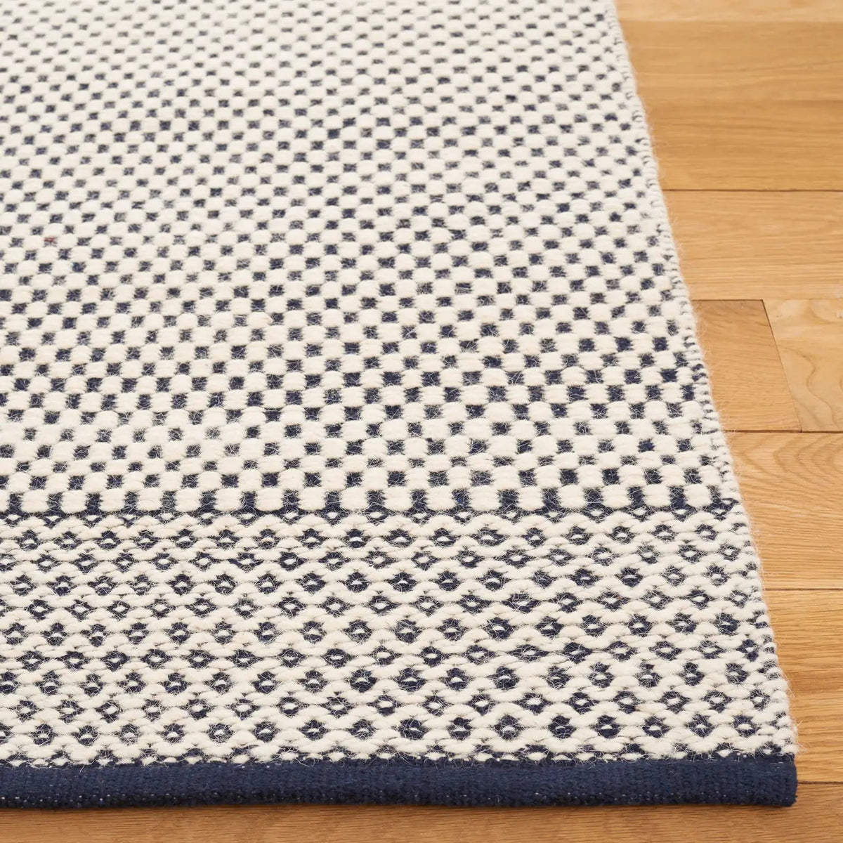 Safavieh Vermont 4'-0" x 6'-0" Rug in Navy / Ivory