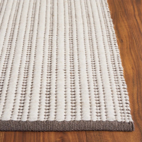 Safavieh Vermont 4'-0" x 6'-0" Rug in Beige / Ivory