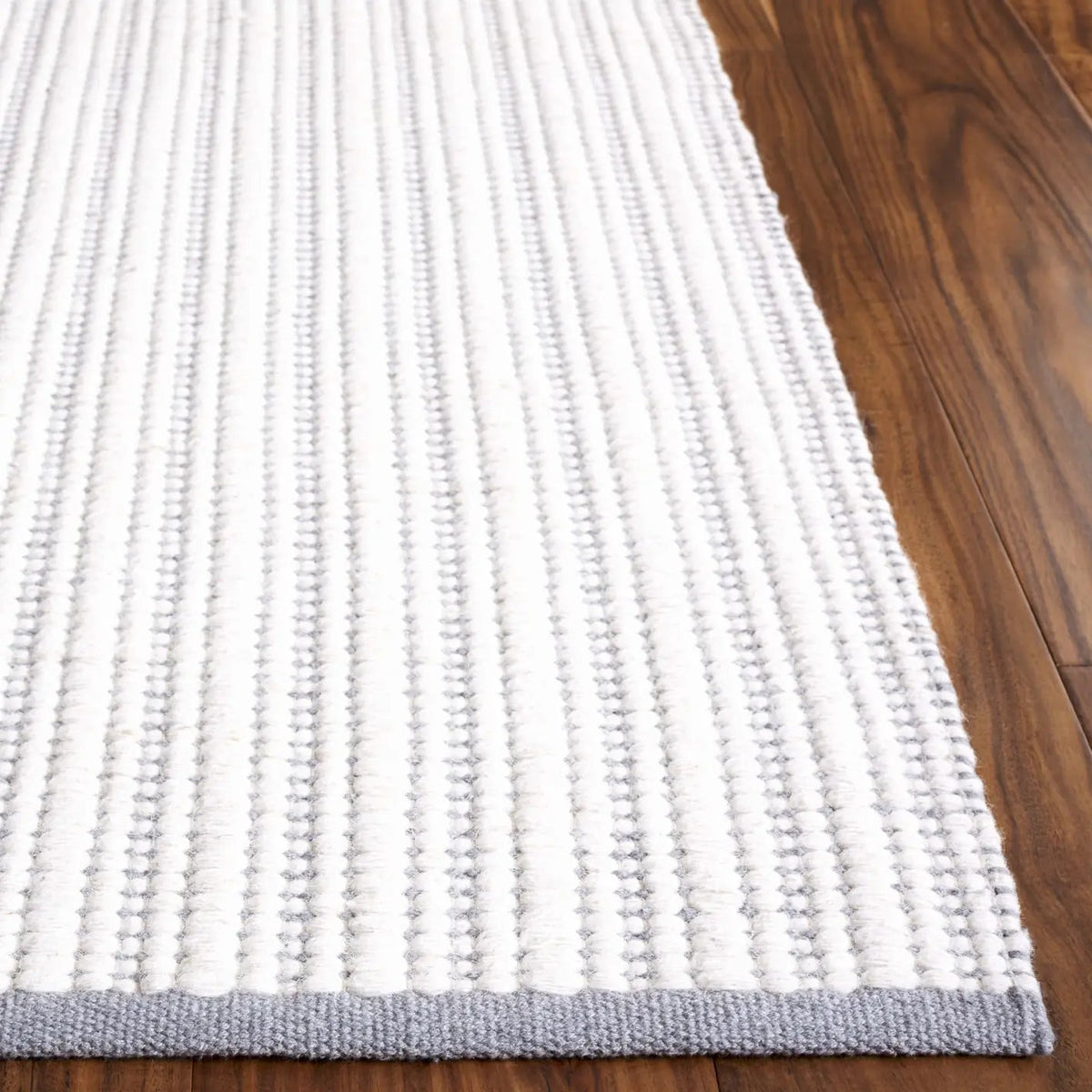 Safavieh Vermont 4'-0" x 6'-0" Rug in Grey / Ivory