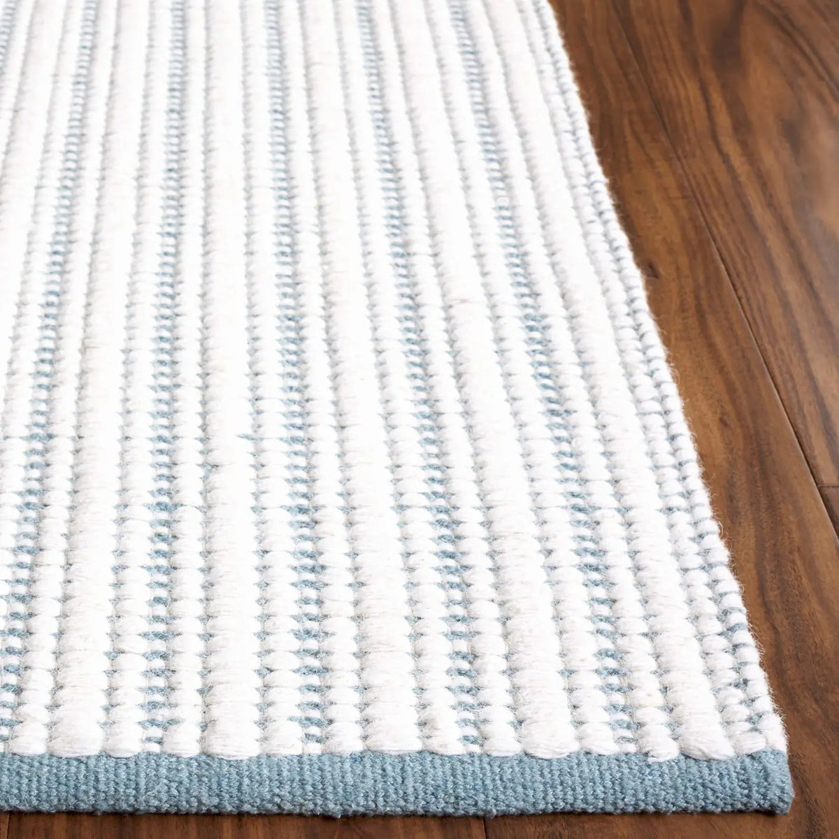 Safavieh Vermont 4'-0" x 6'-0" Rug in Turquoise / Ivory