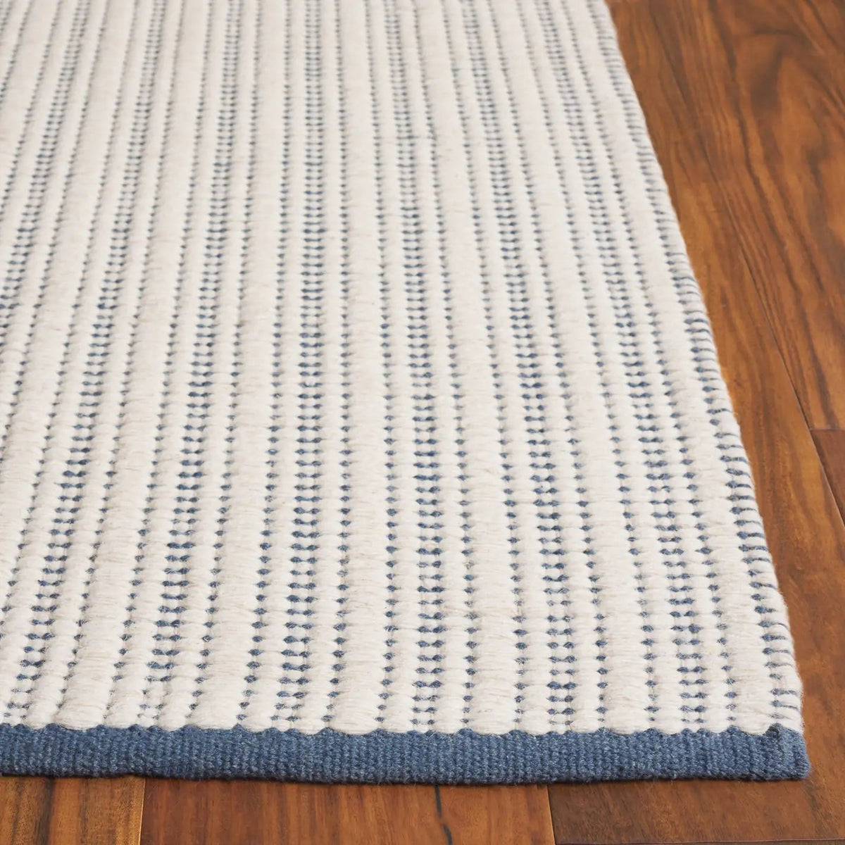 Safavieh Vermont 4'-0" x 6'-0" Rug in Light Blue
