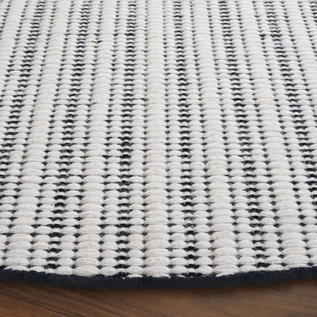 Safavieh Vermont 6'-0" x 6'-0" Rug in Navy / Ivory