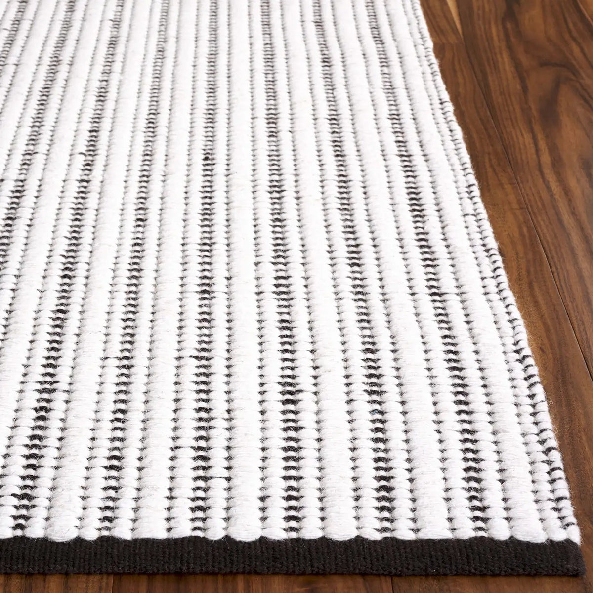 Safavieh Vermont 4'-0" x 6'-0" Rug in Brown / Ivory