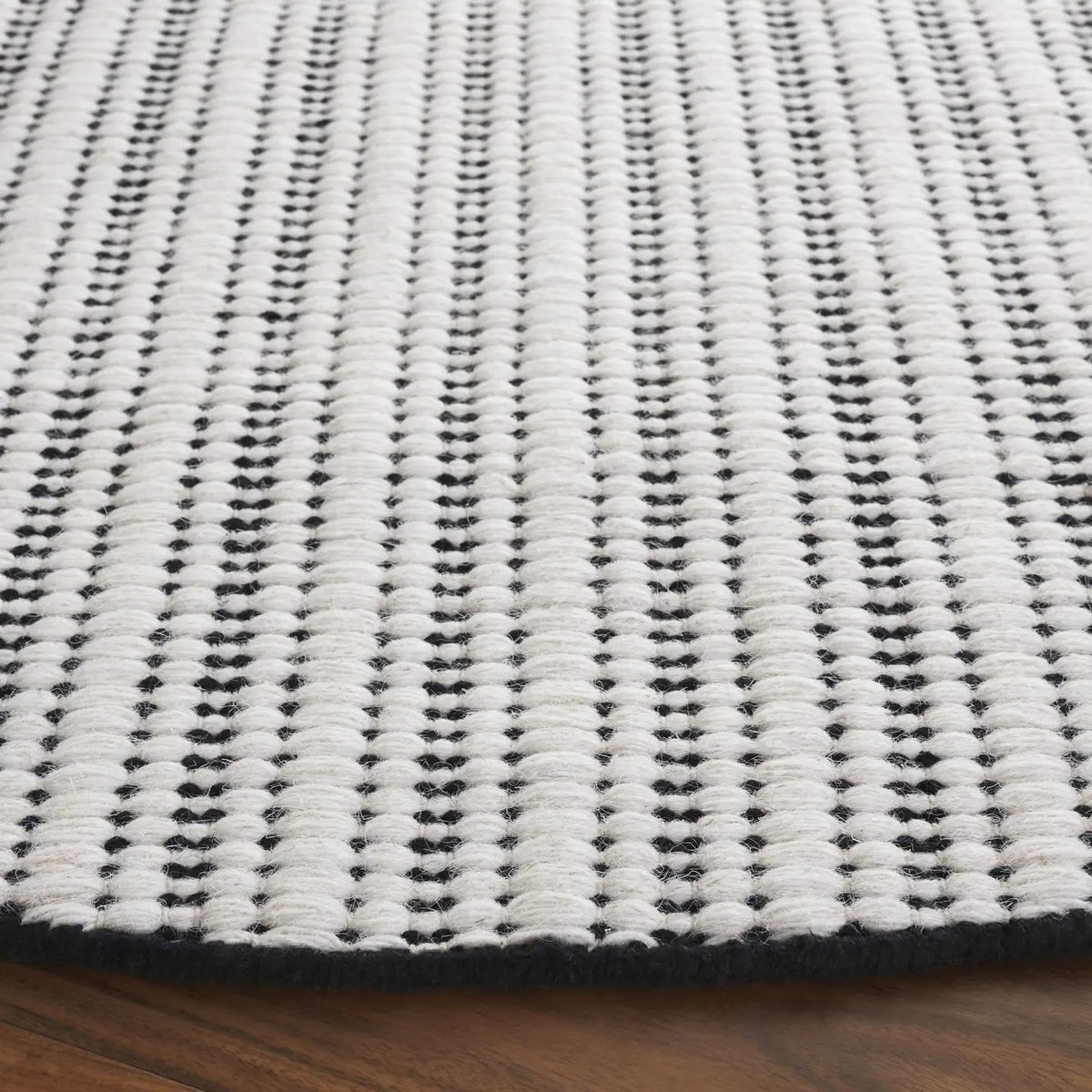 Safavieh Vermont 6'-0" x 6'-0" Rug in Black / Ivory