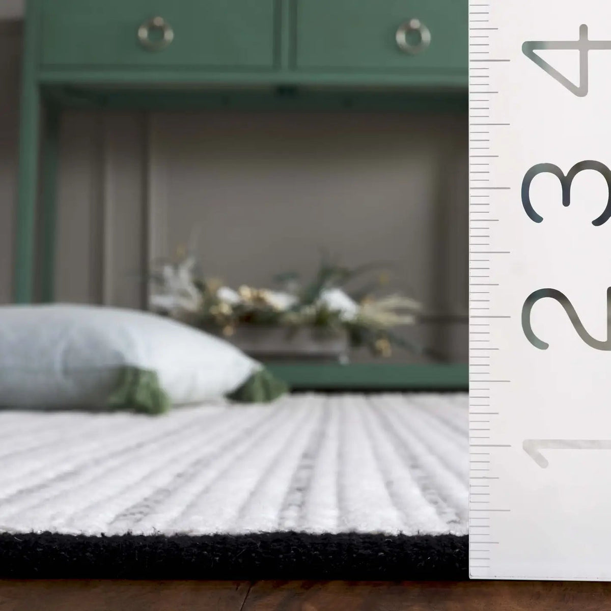Safavieh Vermont 4'-0" x 6'-0" Rug in Black / Ivory