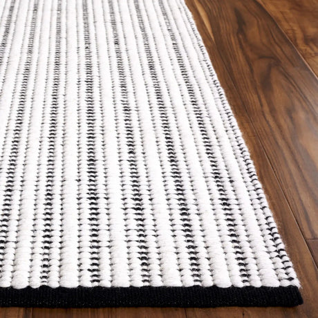 Safavieh Vermont 4'-0" x 6'-0" Rug in Black / Ivory