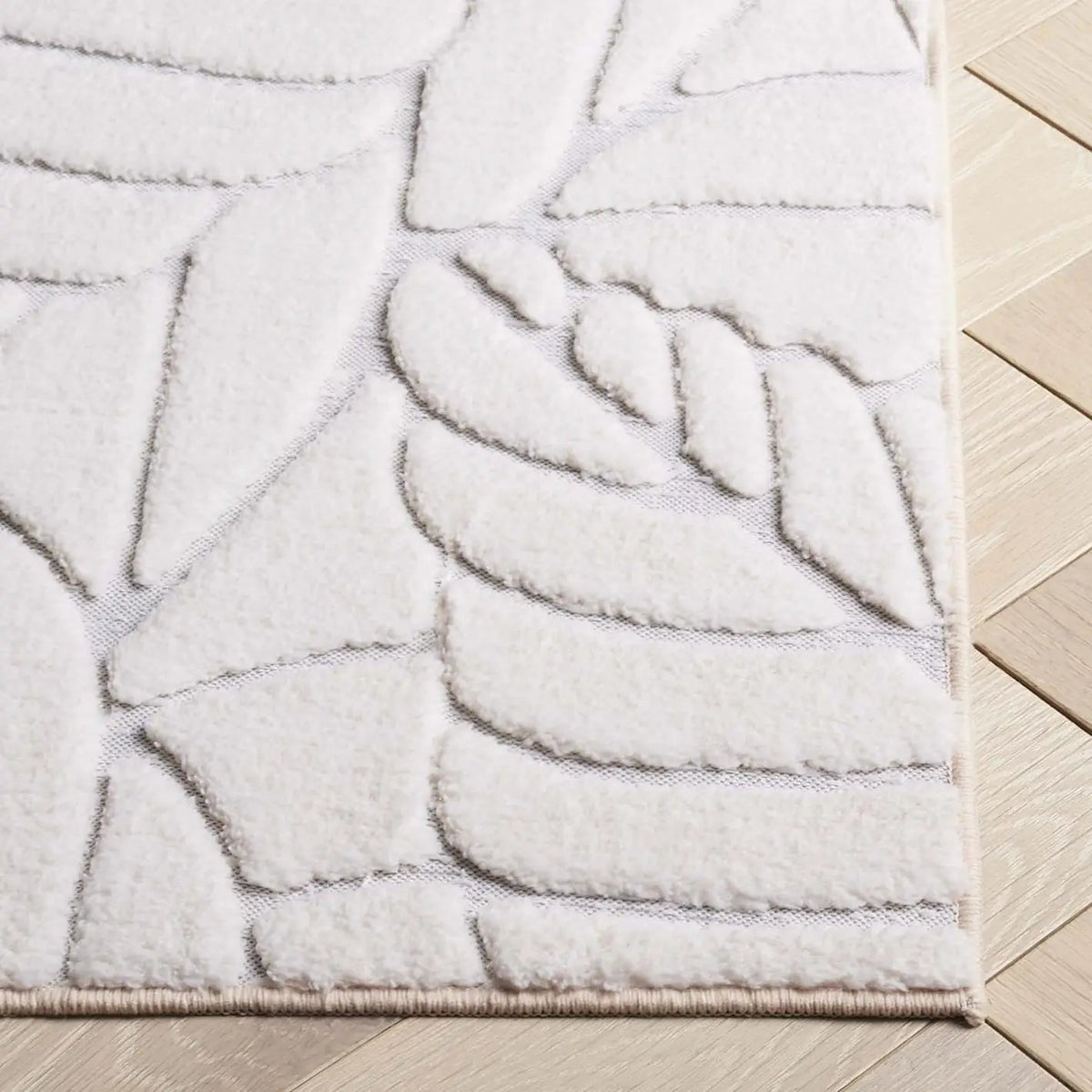 Safavieh Versailles 4'-0" x 6'-0" Rug in Ivory