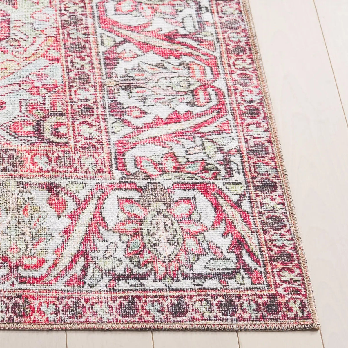 Safavieh Vintage Serapi 600 5'-1" x 7'-6" Rug in Red / Light Green