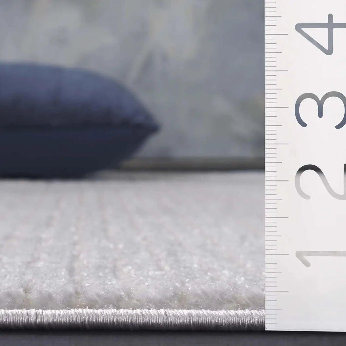 Safavieh Whisper 4'-0" x 6'-0" Rug in Grey / Ivory