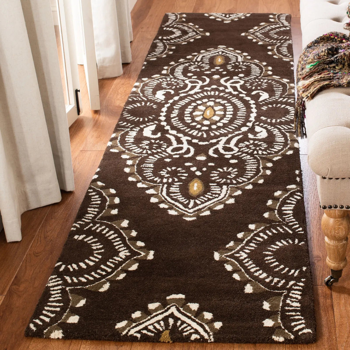 Safavieh Wyndham 2'-3" x 9'-0" Rug in Brown / Ivory