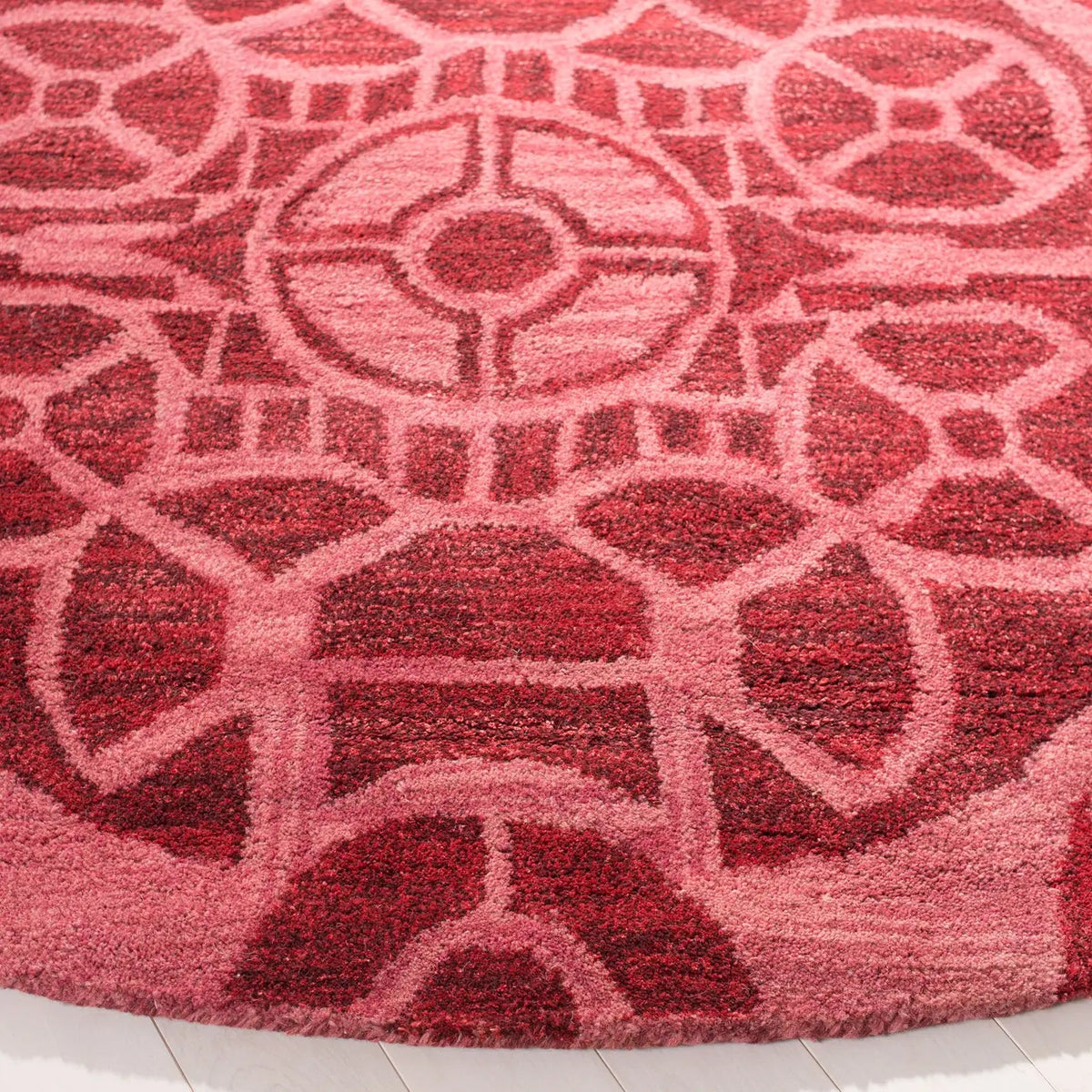 Safavieh Wyndham 7'-0" x 7'-0" Rug in Red