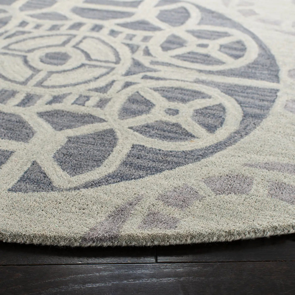 Safavieh Wyndham 7'-0" x 7'-0" Rug in Silver / Blue