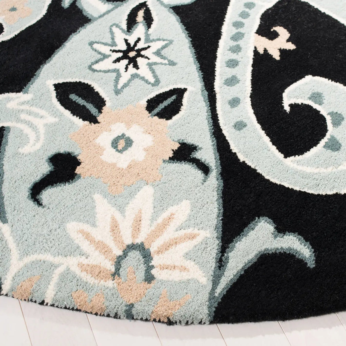 Safavieh Wyndham 7'-0" x 7'-0" Rug in Black / Multi