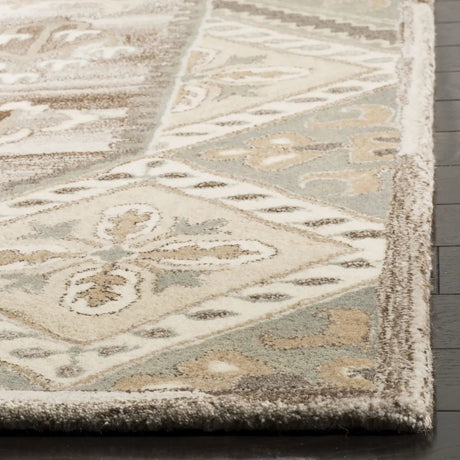 Safavieh Wyndham 5'-0" x 8'-0" Rug in Ivory / Grey