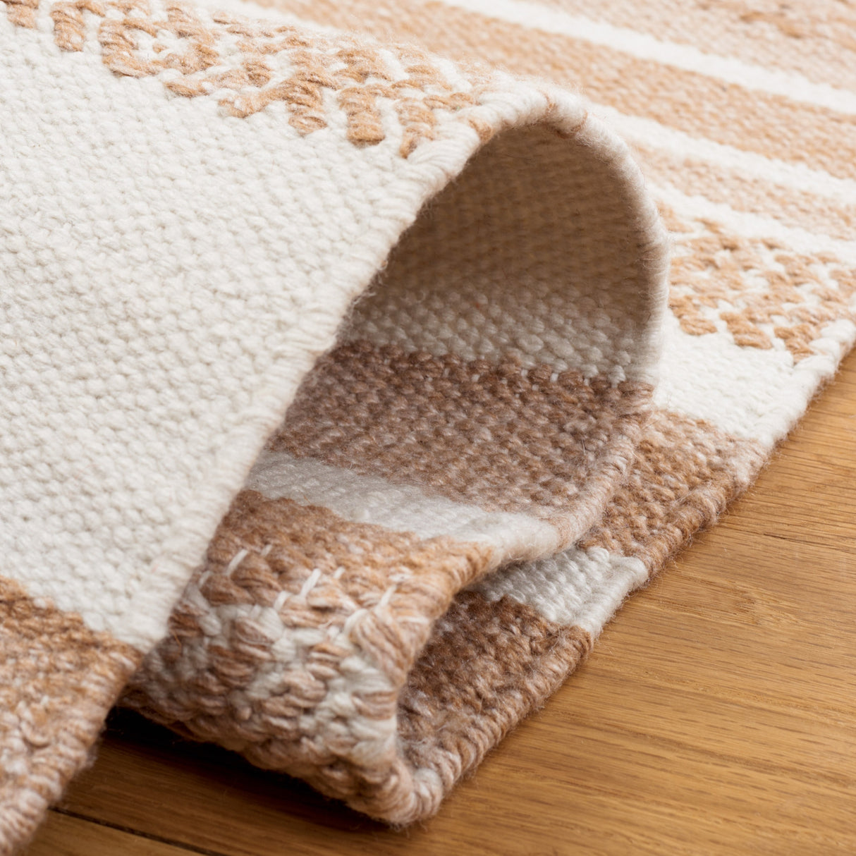 Safavieh Striped Kilim Stk428B Beige/Ivory Rug.