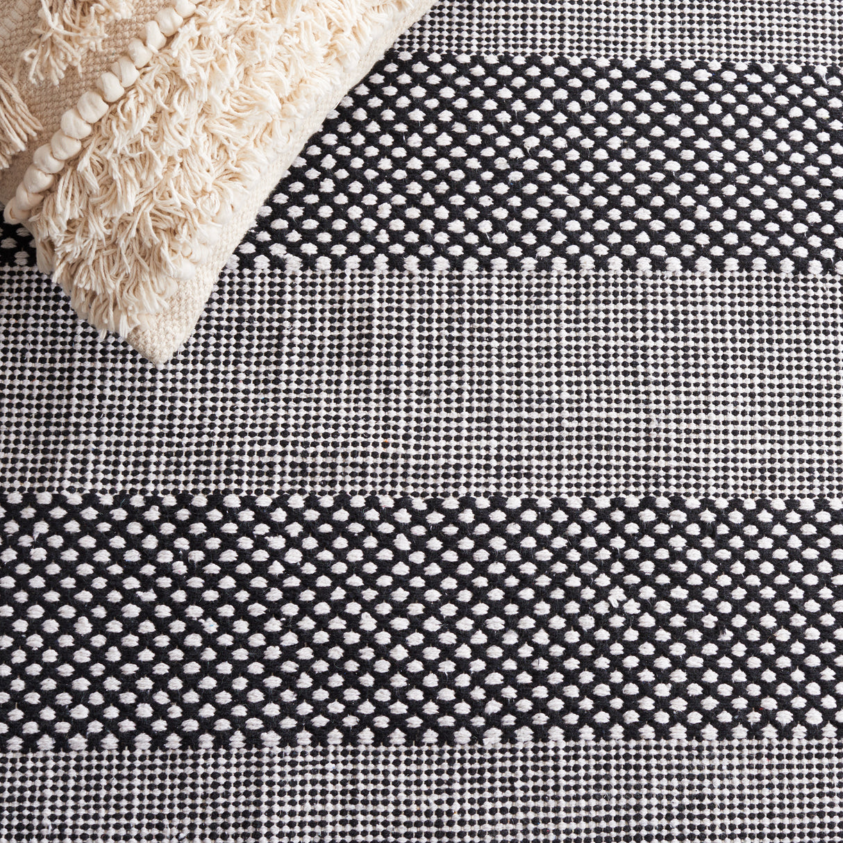 Safavieh Striped Kilim Stk802Z Ivory/Black Rug.