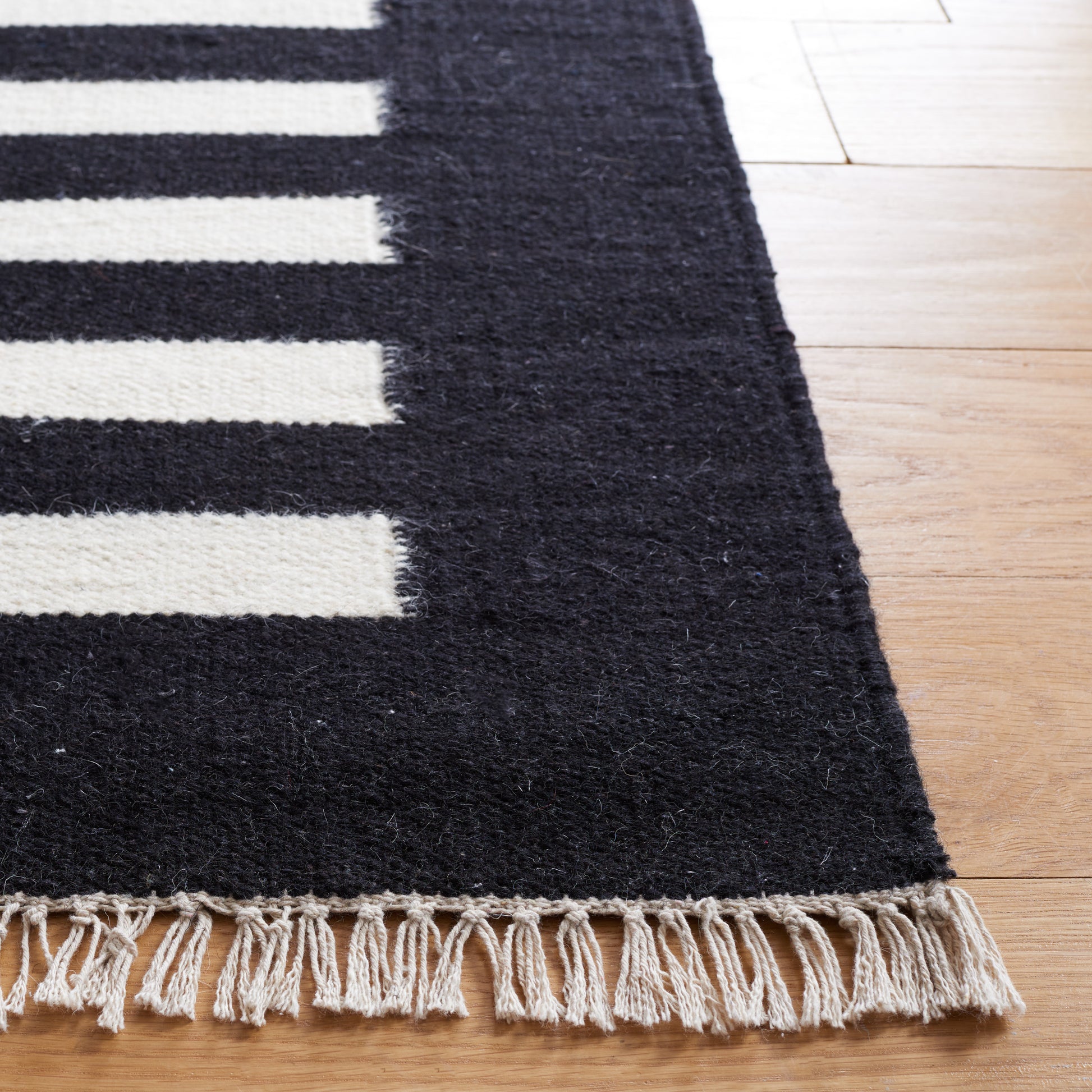 Safavieh Striped Kilim Stk805Z Black/Ivory Area Rug