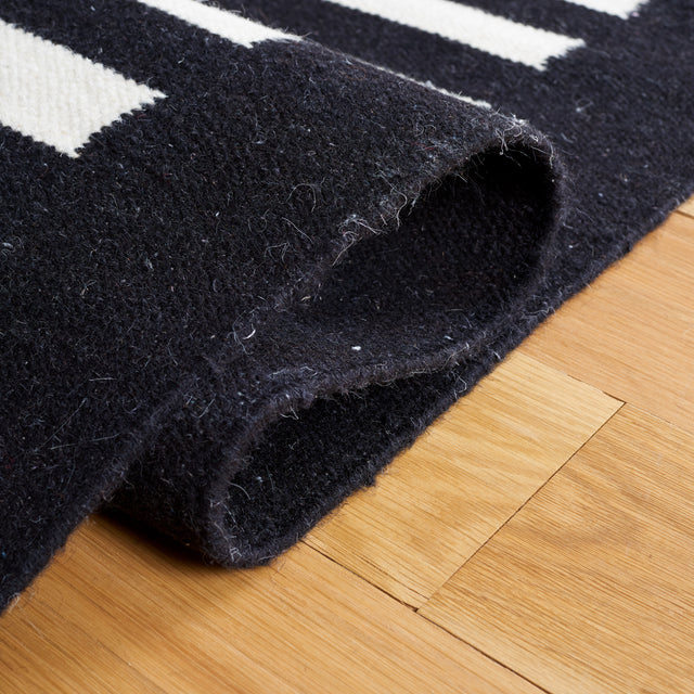 Safavieh Striped Kilim Stk806Z Ivory/Black Rug.