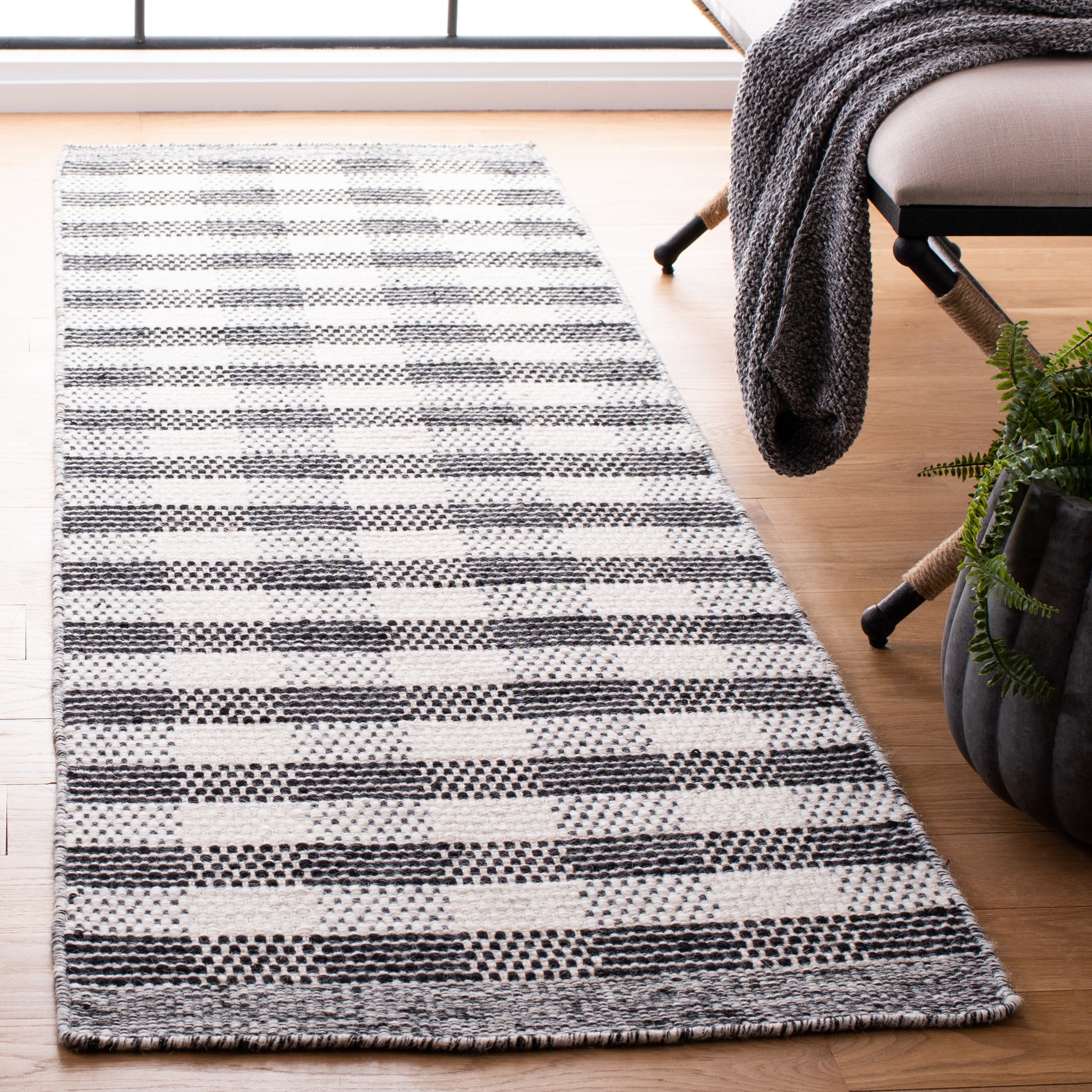 Safavieh Striped Kilim Stk807Z Black/Ivory Area Rug