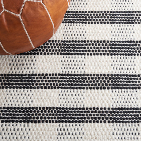 Safavieh Striped Kilim Stk807Z Black/Ivory Rug.