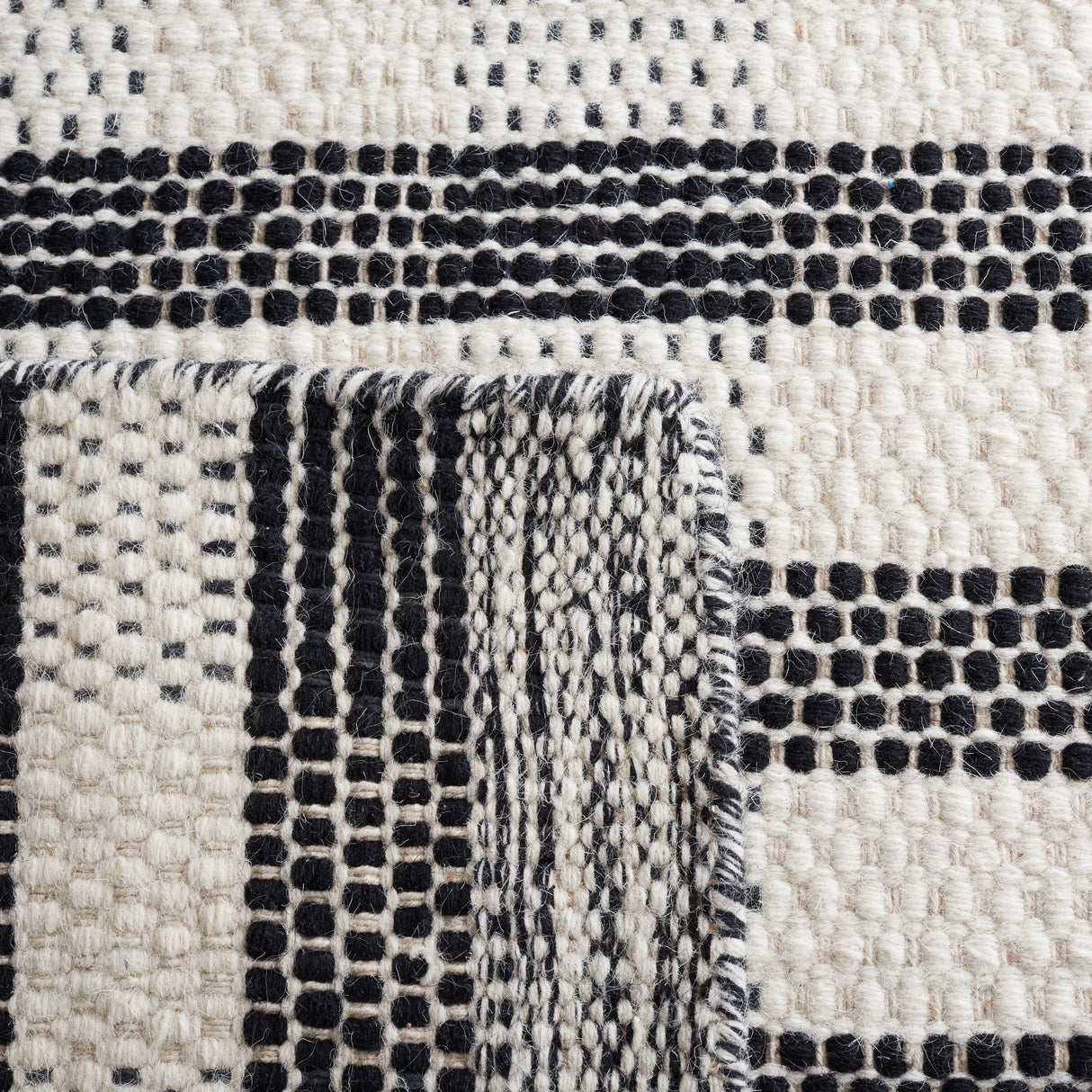Safavieh Striped Kilim Stk807Z Black/Ivory Rug.