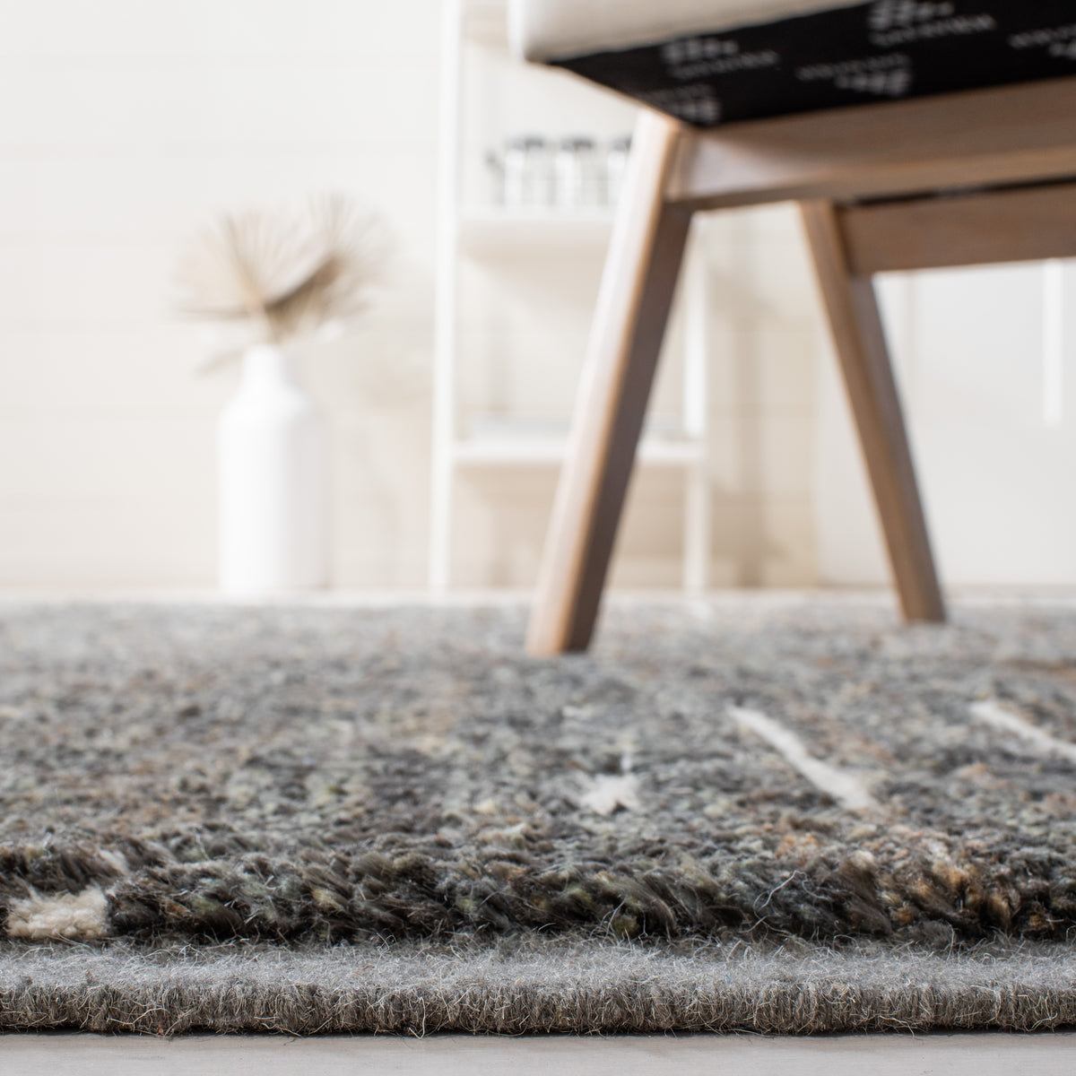 Safavieh Thomas Obrien Tob531B Dark Grey/White Rug.