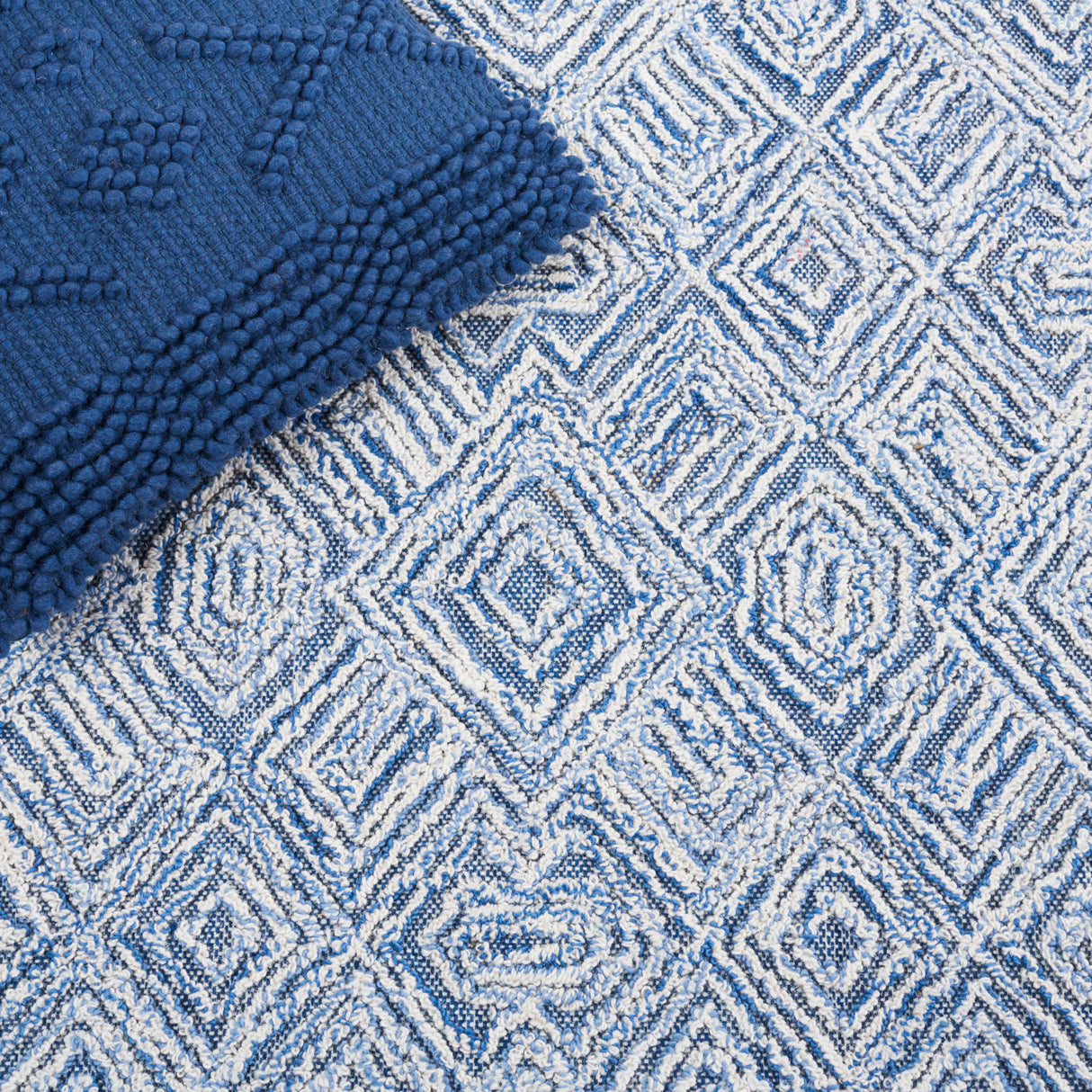 Safavieh Textual Txt201M Blue/Ivory Rug.