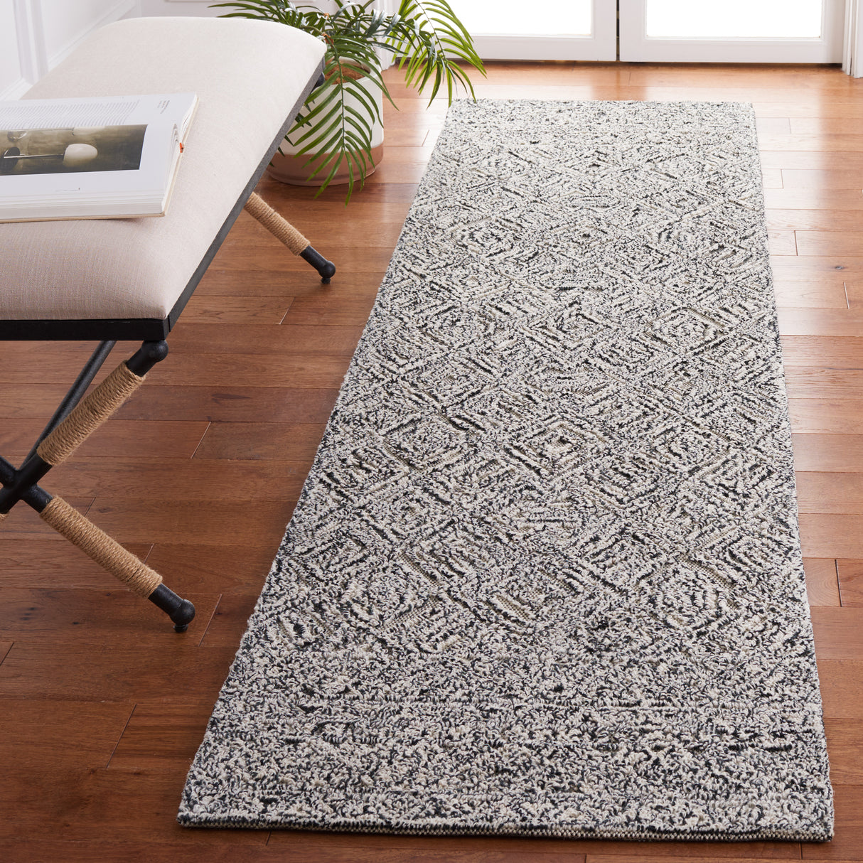 Safavieh Textual Txt201Z Black/Ivory Rug.
