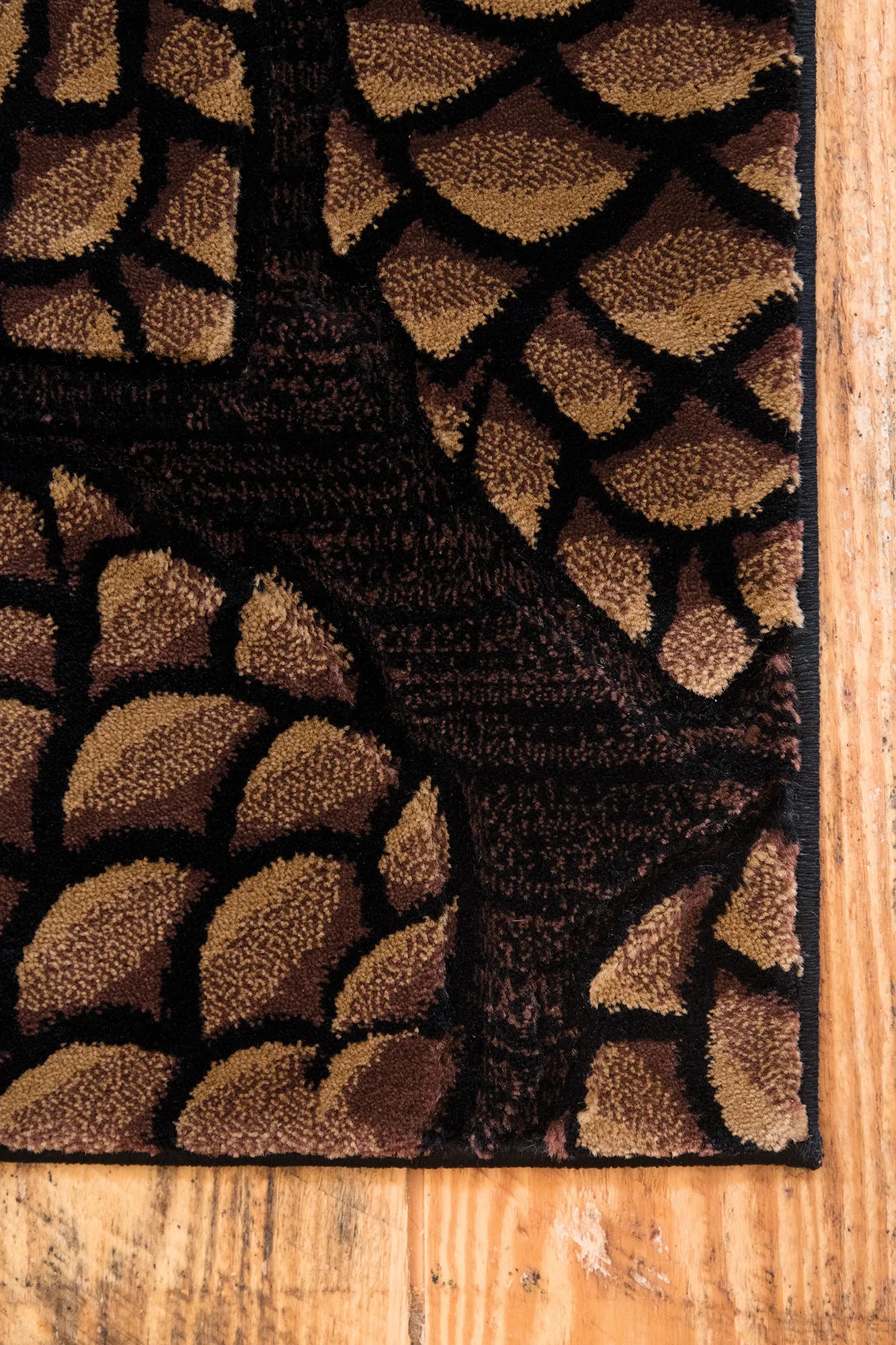 United Weavers Cottage Pine Border Beige Rug - angle view