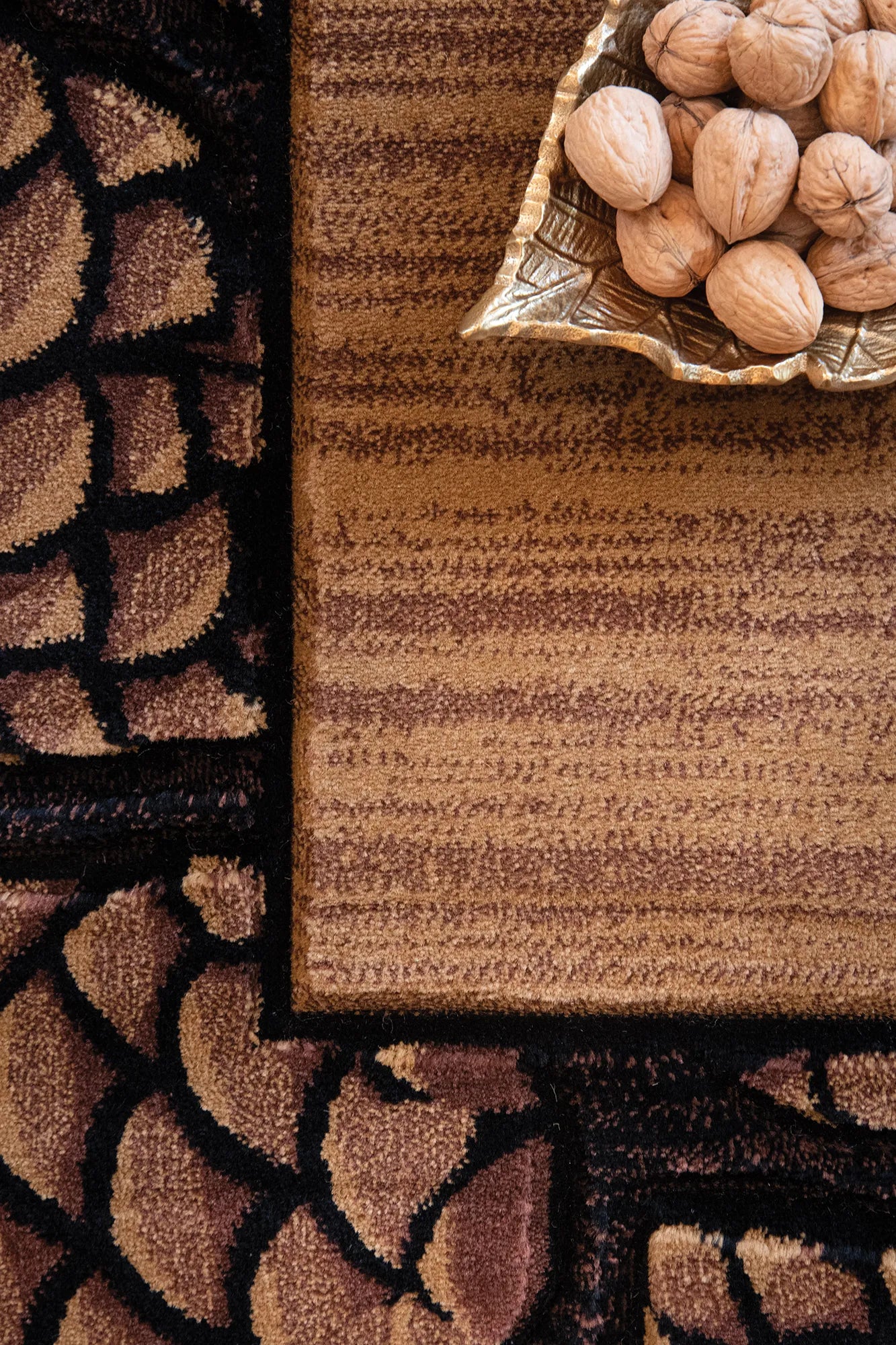 United Weavers Cottage Pine Border Beige Rug - close-up detail
