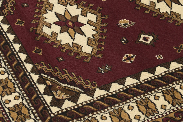 United Weavers Dallas Tres Burgundy Rug - close-up detail