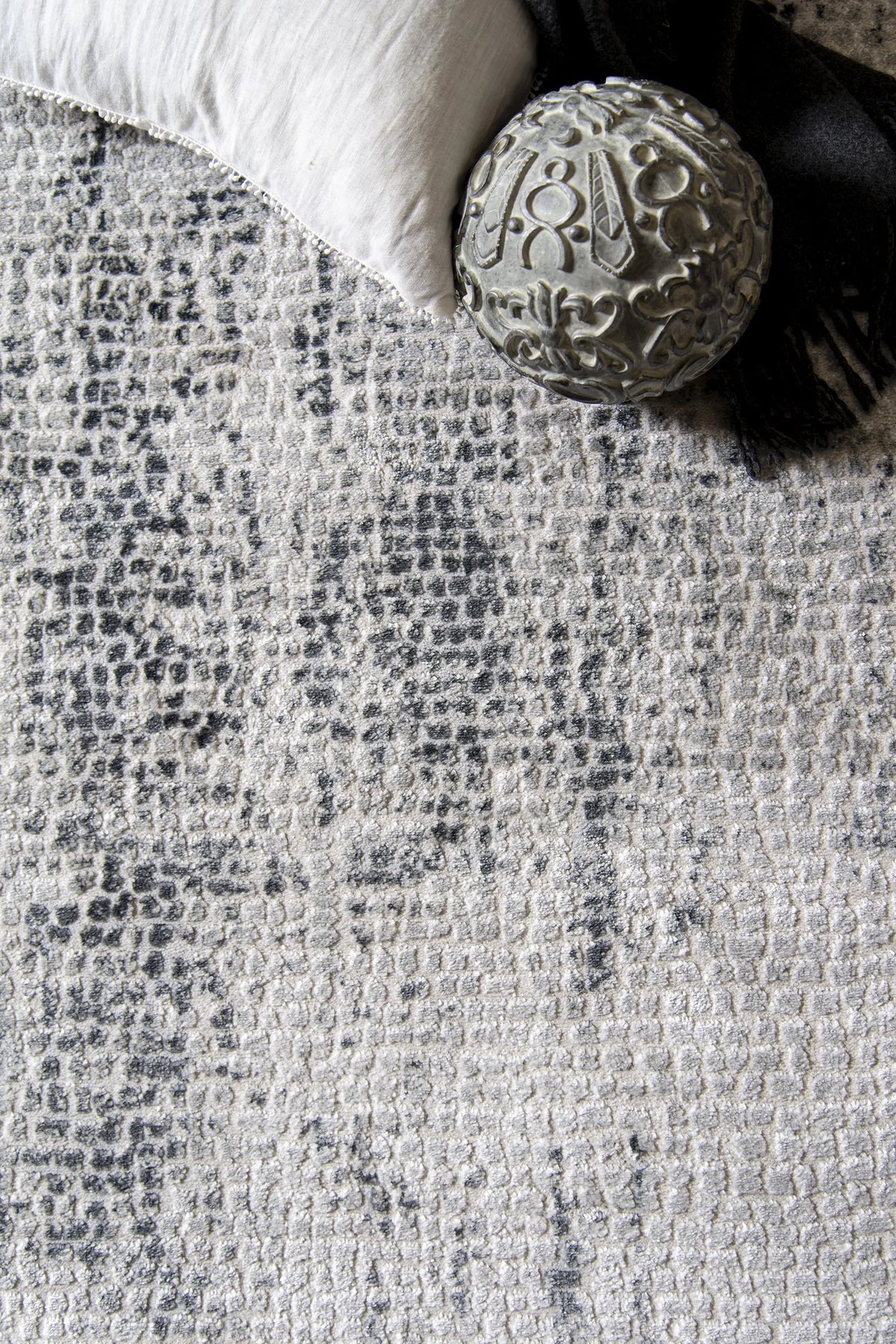 United Weavers Veronica Benidict Grey Rug - close-up detail