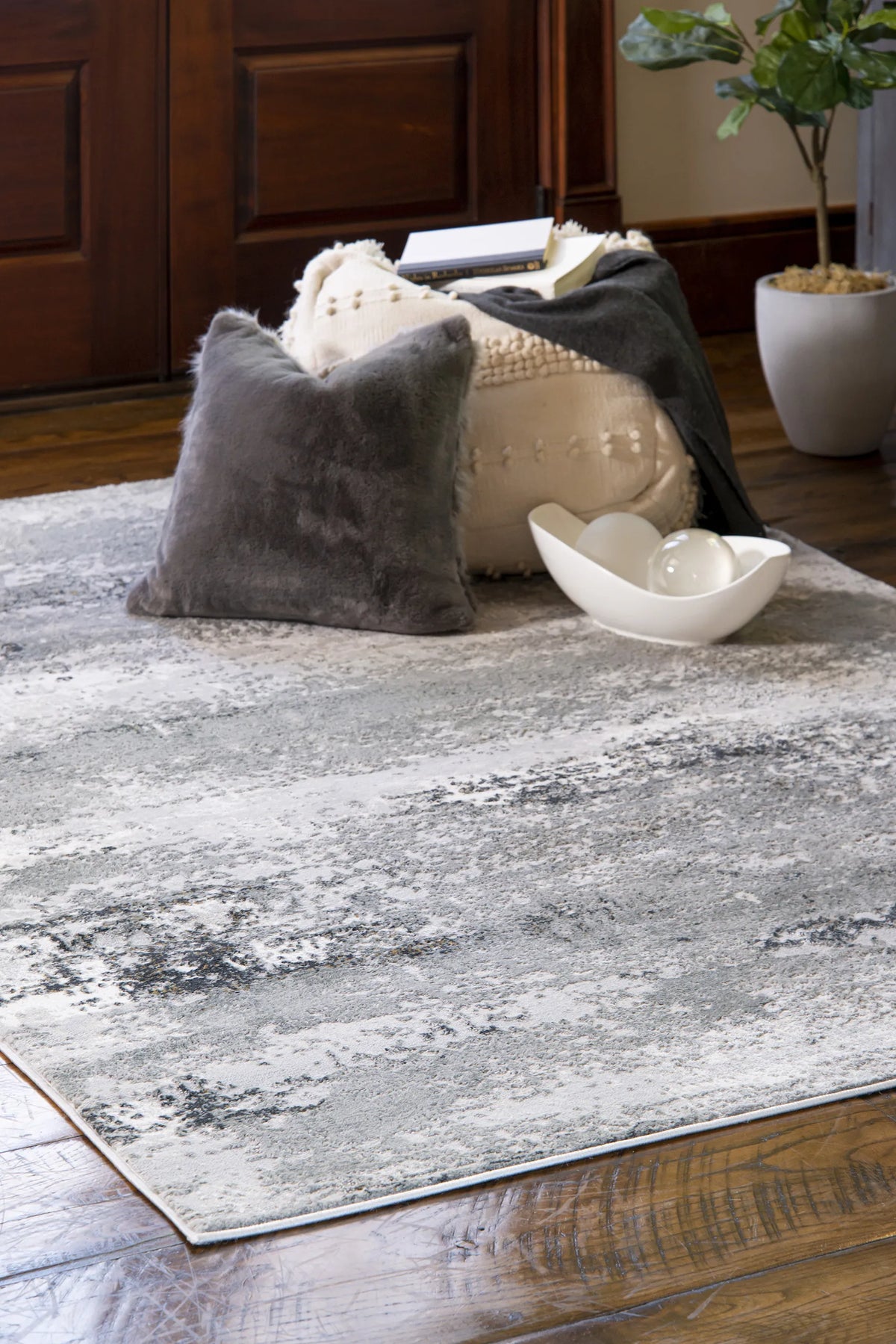 United Weavers Veronica Parker Wheat Rug - room scene