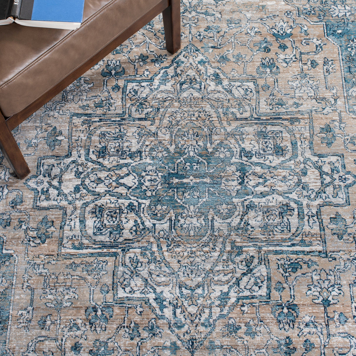 Safavieh Victoria Vicb910F Blue/Grey Rug.