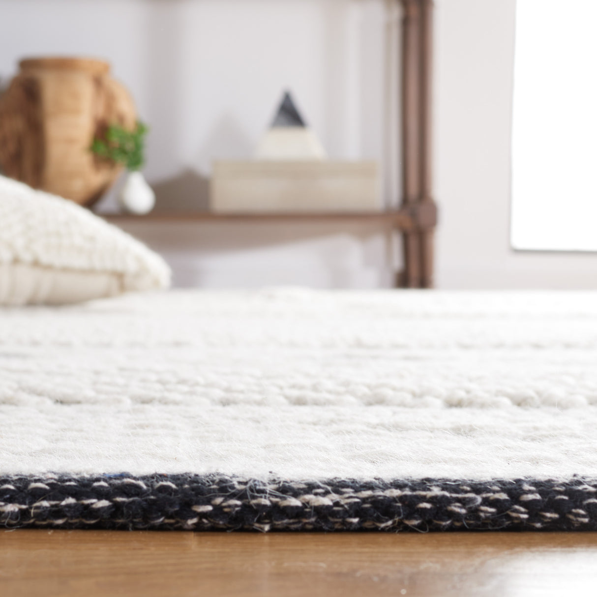 Safavieh Vermont Vrm158Z Ivory/Black Rug.