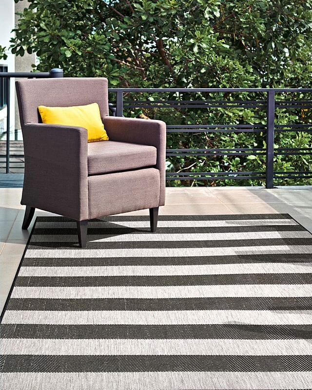 AreaRugs.com Nakra Fdhr49I Black Striped Area Rug