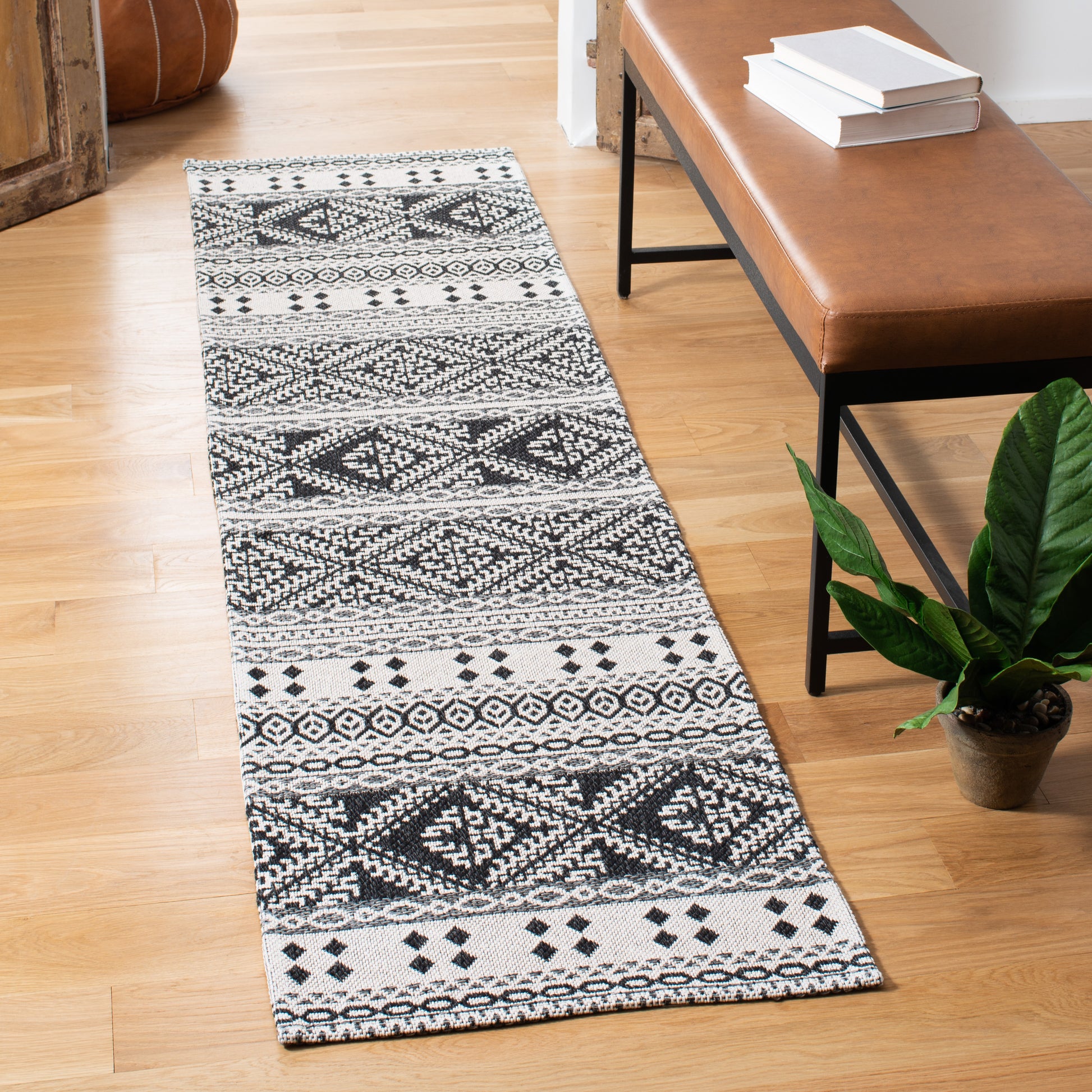 Safavieh Augustine Agt445Z Black/Cream Area Rug