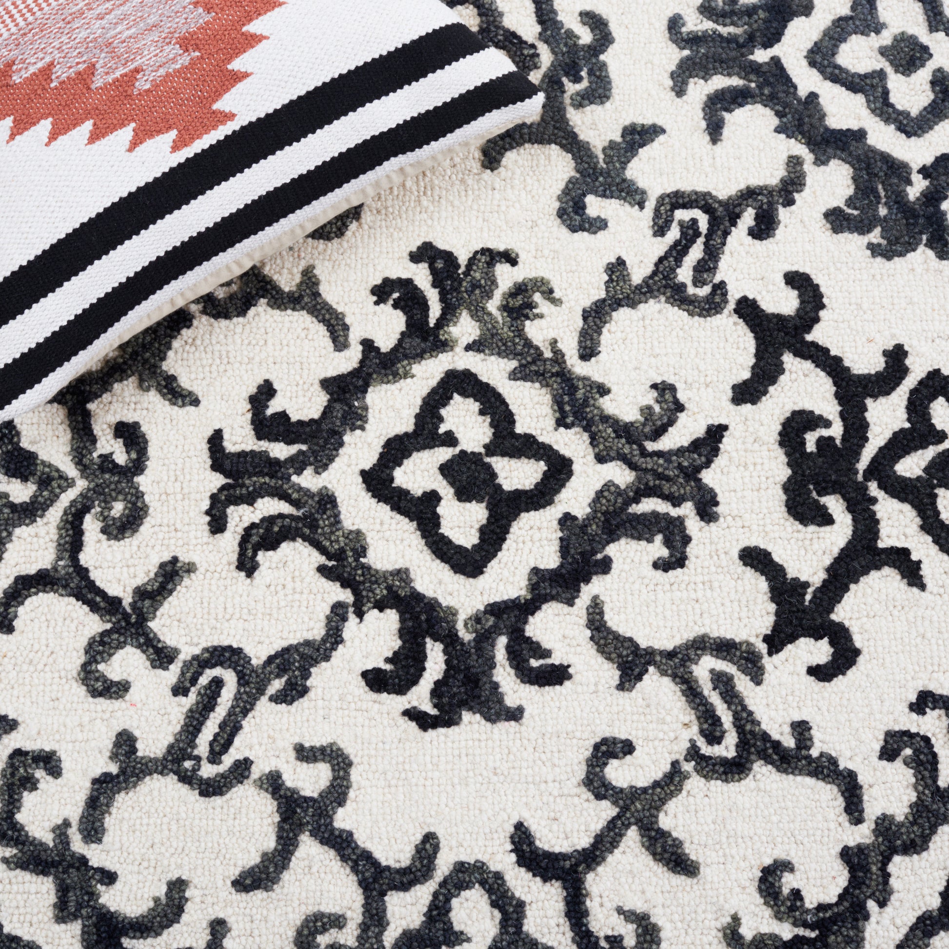 Safavieh Blossom Blm104B Ivory/Black Area Rug