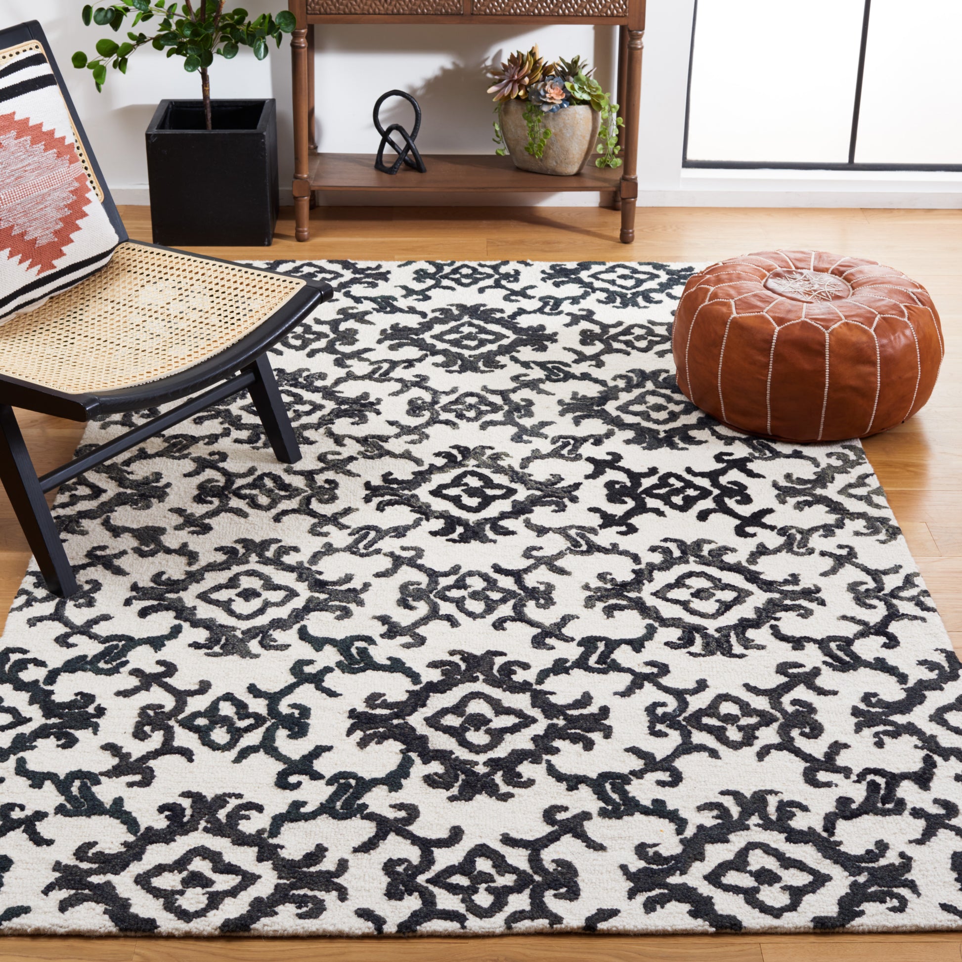 Safavieh Blossom Blm104B Ivory/Black Area Rug