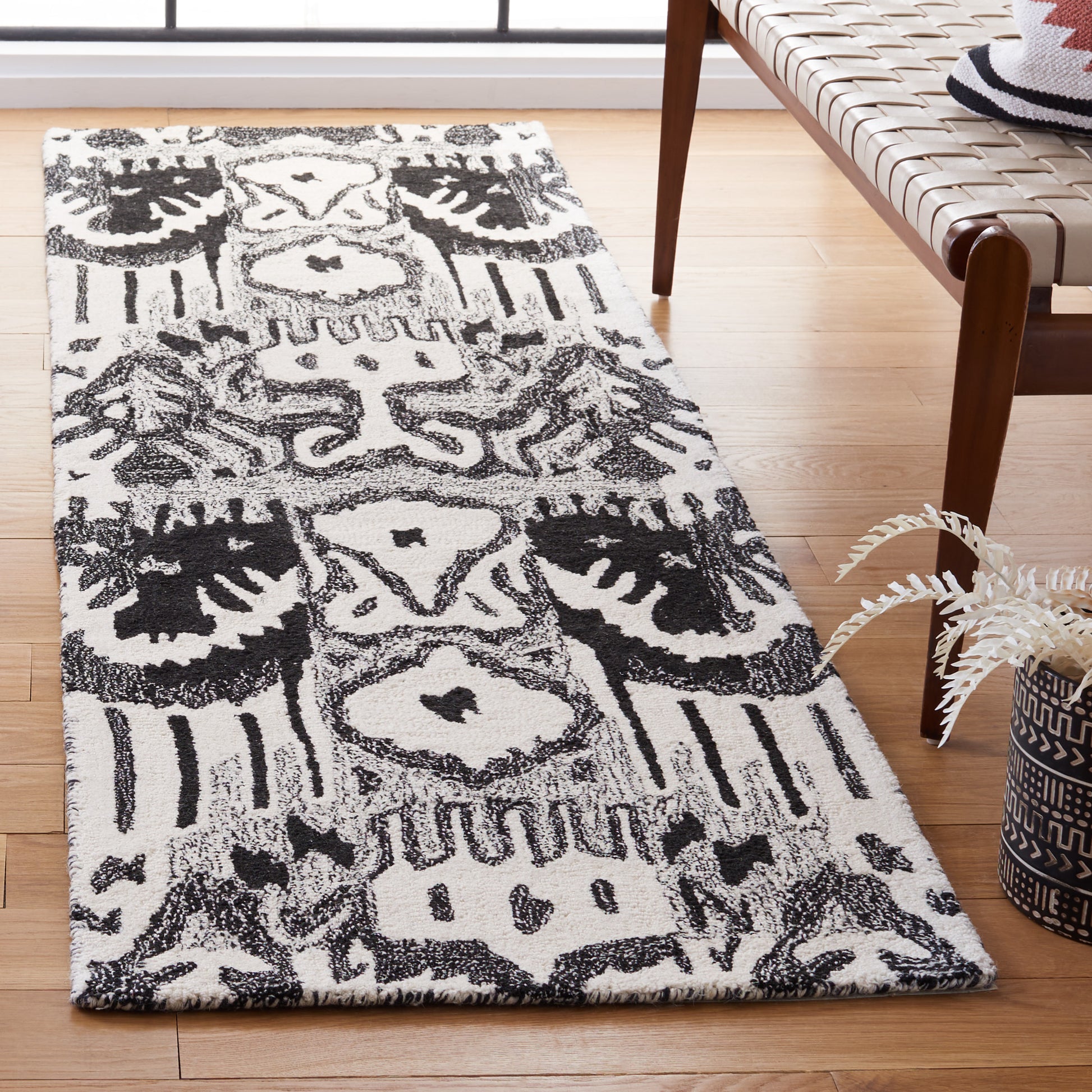 Safavieh Ikat Ikt651Z Black/Ivory Area Rug