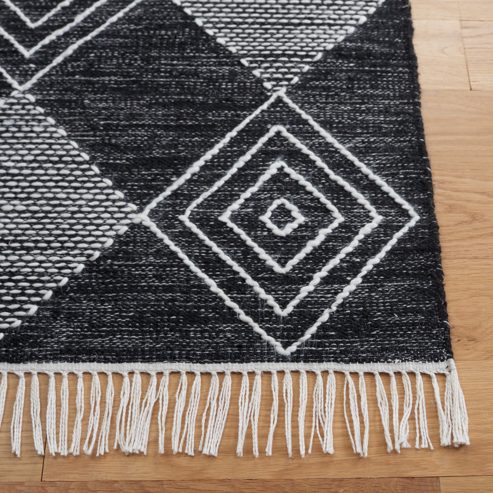 Safavieh Kilim Klm306Z Black/Ivory Area Rug