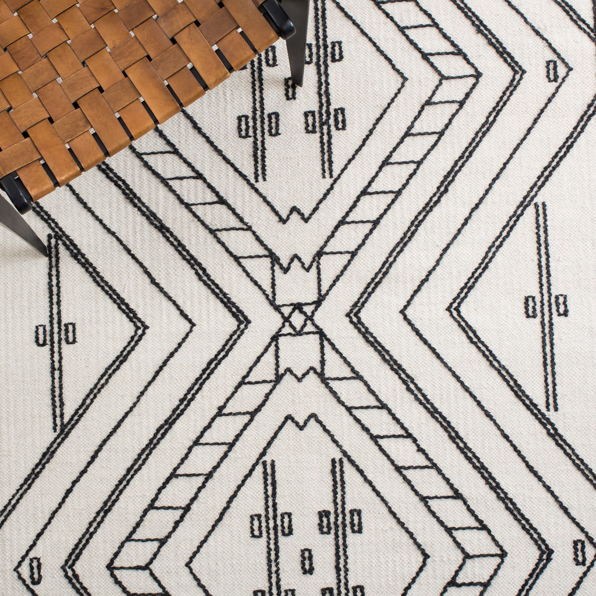 Safavieh Kilim Klm526A Ivory/Black Area Rug