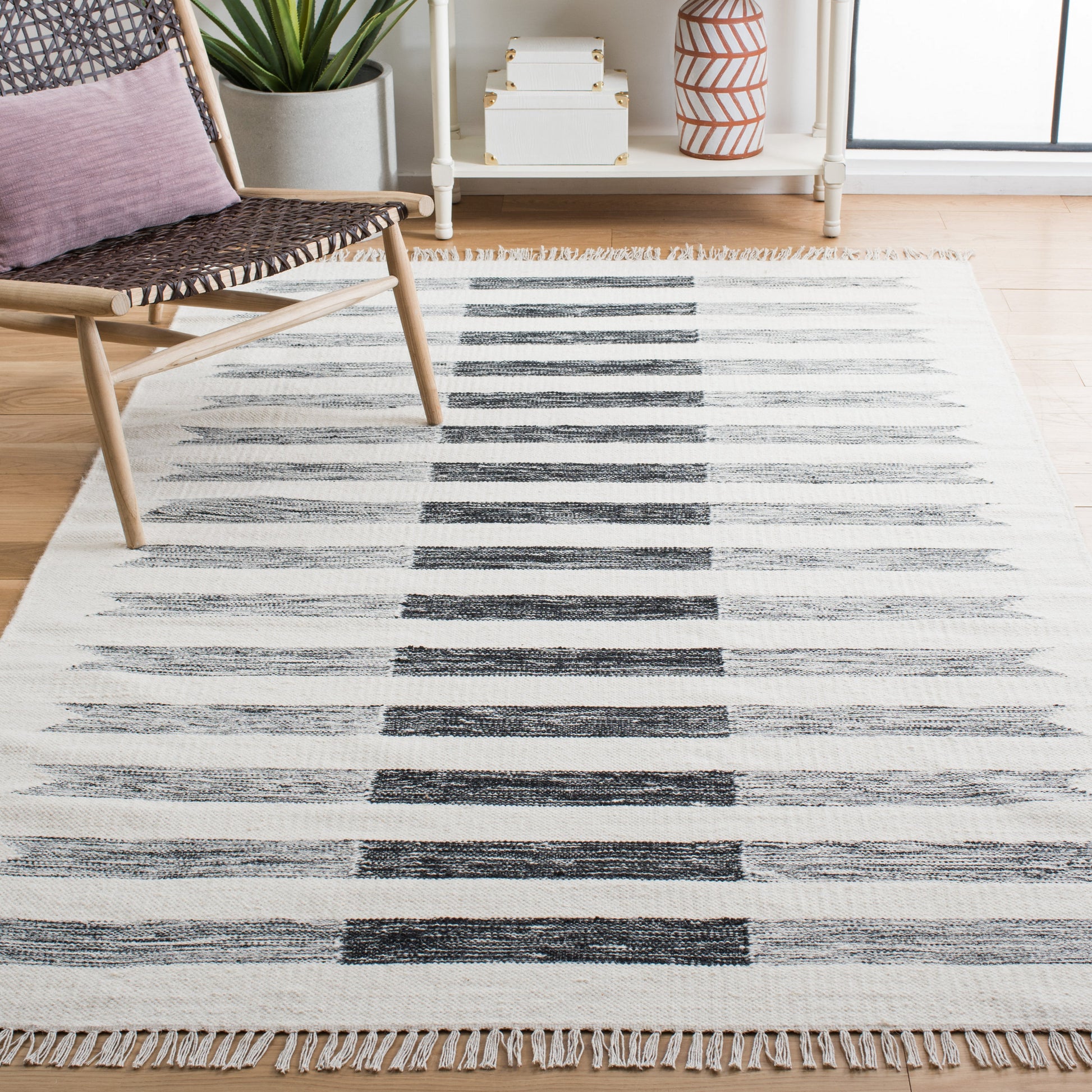 Safavieh Kilim Klm529A Ivory/Black Area Rug