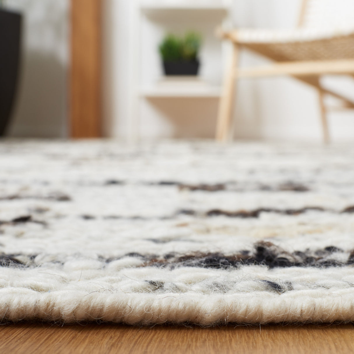 Safavieh Manhattan Man350A Ivory/Dark Brown Rug.