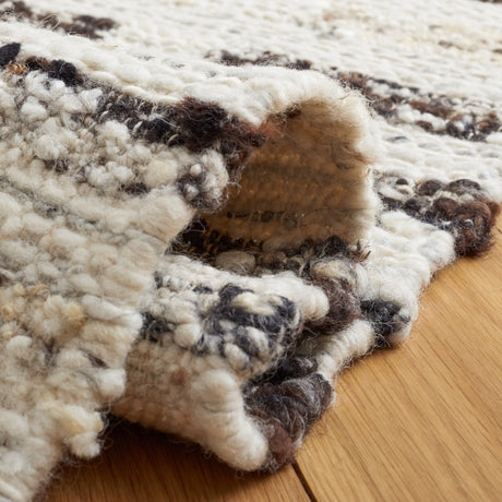 Safavieh Manhattan Man350A Ivory/Dark Brown Rug.